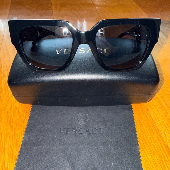 VERSACE VE4409 square Versace sunglass black with dark grey lenses - Picture 3 of 8
